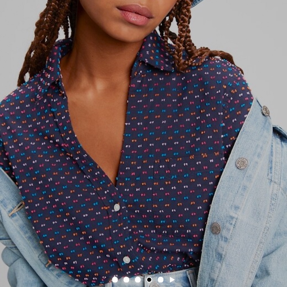 GAP the Perfect Shirt button up navy V-neck shirt, M.